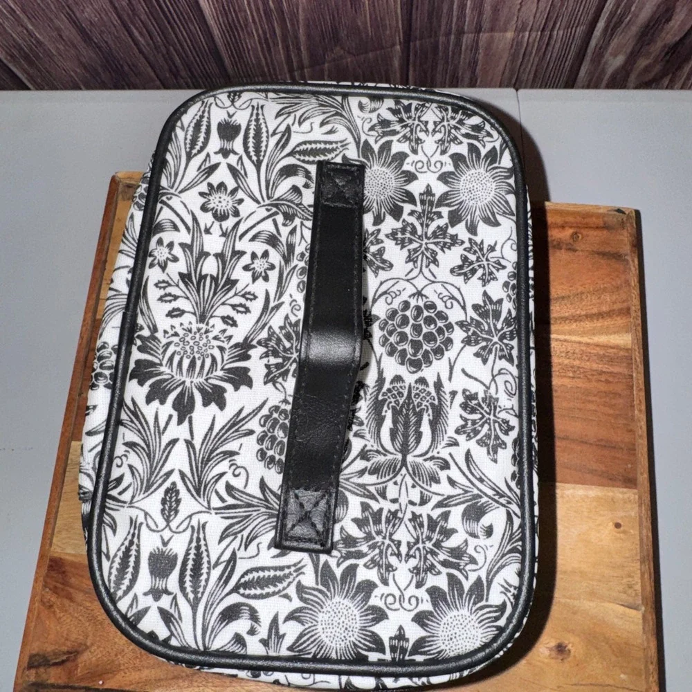B.T. Rosso Cosmetic Case Women OS White Black Floral Heart Zipper Vanity Bag